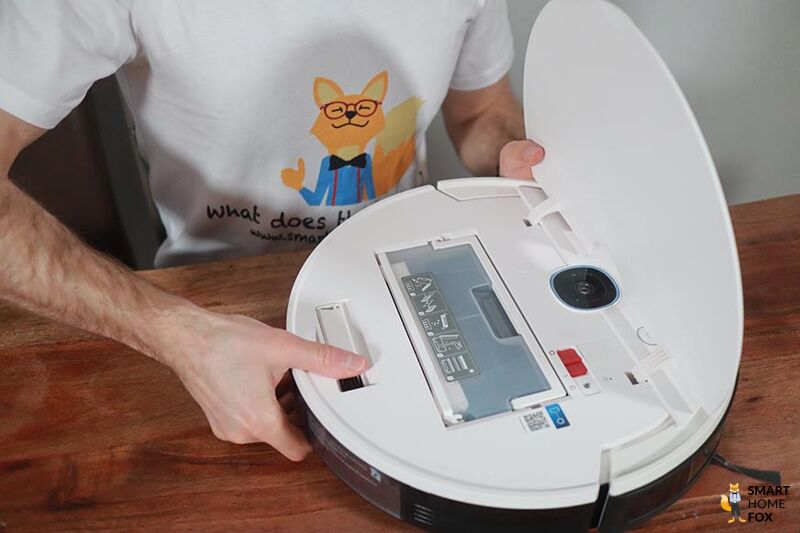 Yeedi Vac Max стоит на столе с открытой крышкой